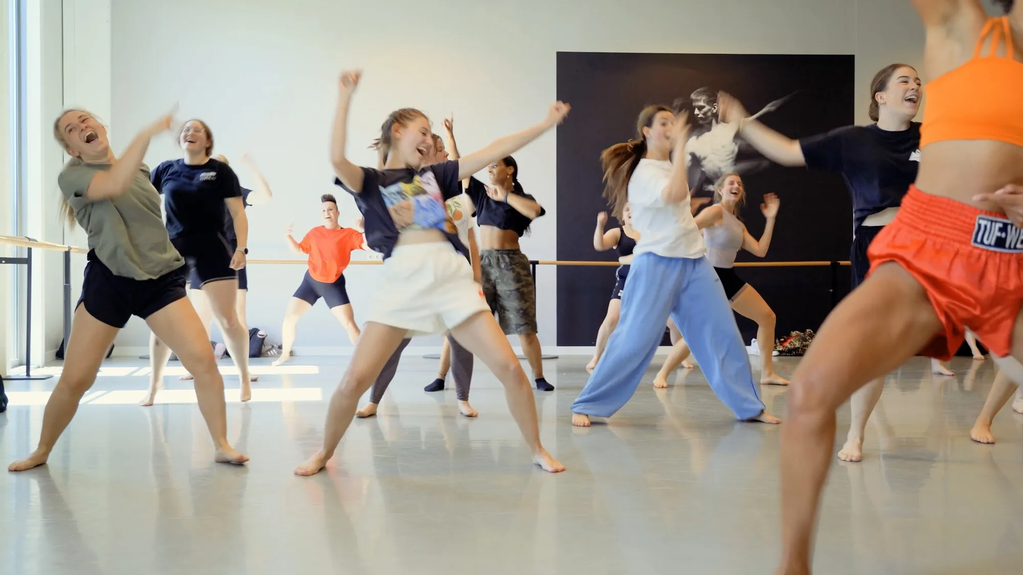 Dansstudenten in beweging in een lesruimte van Vista College